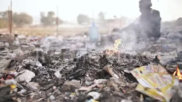 焚烧垃圾和可怜的印度老人视频的预览图