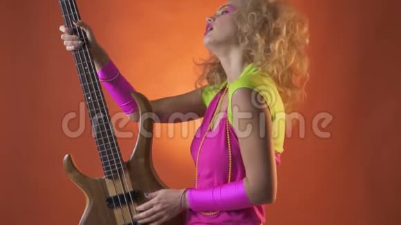 迪斯科派对女孩用吉他跳舞摆姿势慢动作视频的预览图