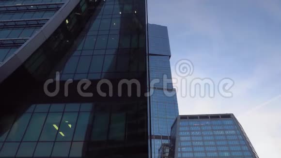 摩天大楼的玻璃立面特写现代建筑未来主义设计视频的预览图