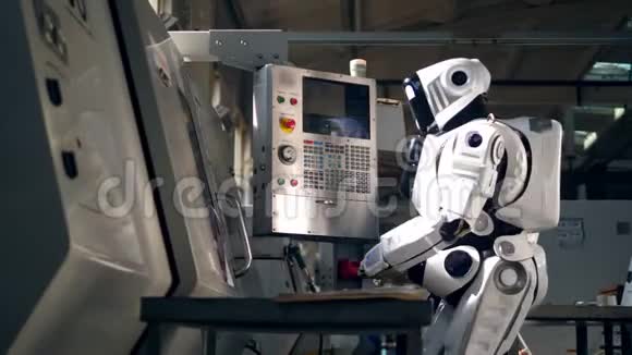 机器人操作一个带有按钮的控制台视频的预览图