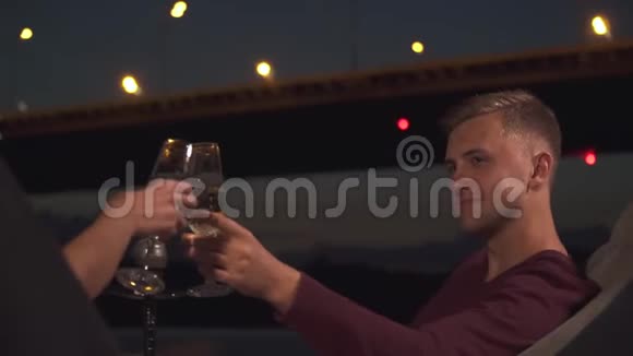 帅哥用香槟碰杯视频的预览图