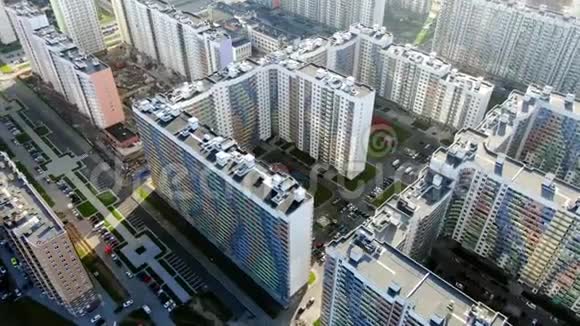 现代住宅公寓和平面建筑外部动作新住宅大厦的美丽顶景视频的预览图