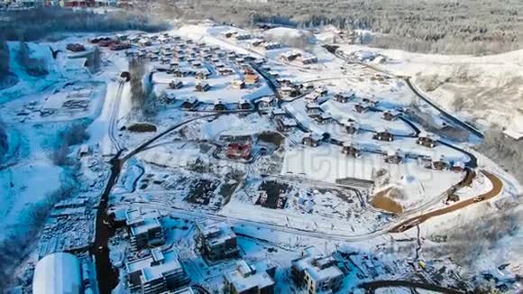 在空荡荡的俄罗斯村庄俯视动作白雪覆盖了房屋道路和庭院的屋顶视频的预览图