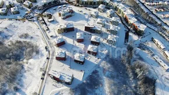 阳光明媚的一天屋顶上有雪这座城市在冬天的最高景观动作冬天的阳光明媚视频的预览图