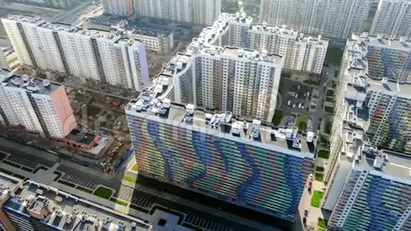 现代住宅公寓和平面建筑外部动作新住宅大厦的美丽顶景视频的预览图