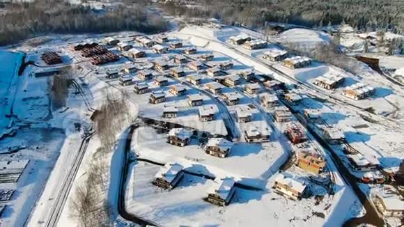 冬季乡村房屋的俯视图动作冬季鸟瞰森林和独立房屋视频的预览图