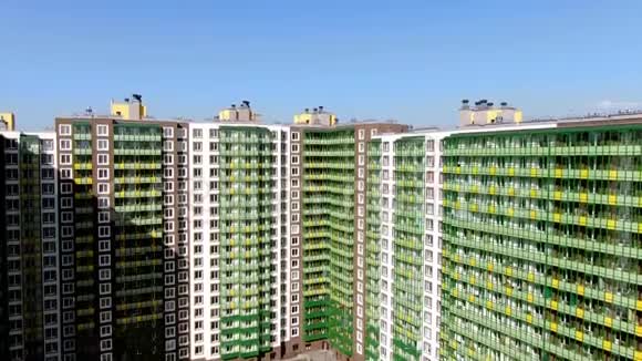 阳光明媚的一天新住宅的顶部景观动作城市新区高层建筑区全景视频的预览图