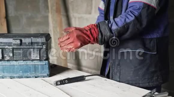 特写焊机人准备电焊机工作视频的预览图