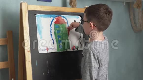 孩子展示他的画视频的预览图