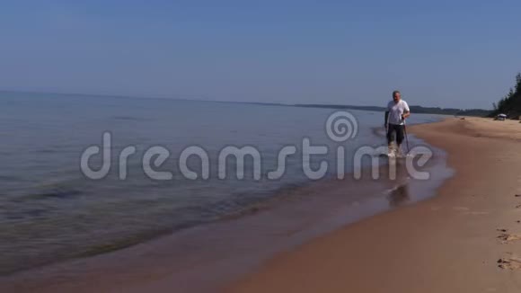 一个带着拐杖的人在水里行走视频的预览图