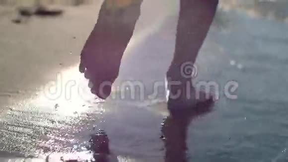 踩在沙滩上的女孩视频的预览图