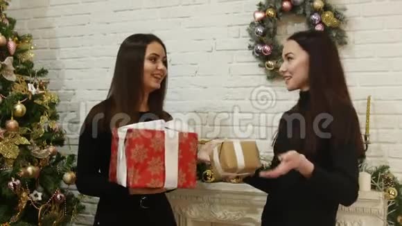 两个年轻女子互相赠送礼物互相拥抱视频的预览图
