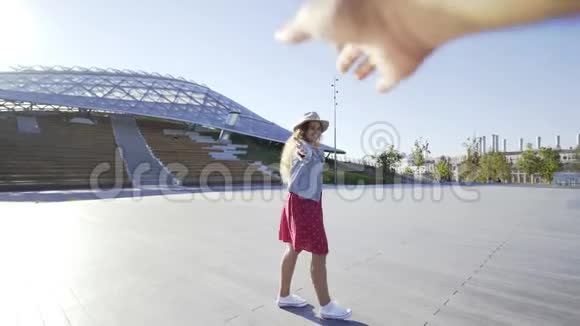 女人牵着男朋友的手在阳光下旋转视频的预览图