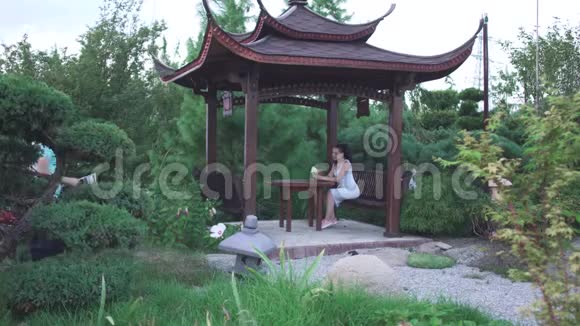 一男一女坐在公园里视频的预览图