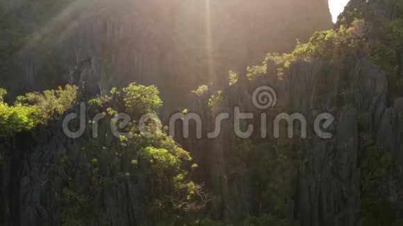 热带景观悬崖和太阳光视频的预览图