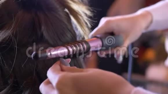 卷发造型在女性发型上卷曲做美发师视频的预览图