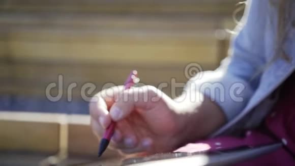 农作物妇女使用平板电脑与手写笔视频的预览图