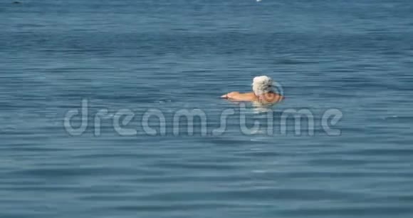 老年妇女游泳视频的预览图