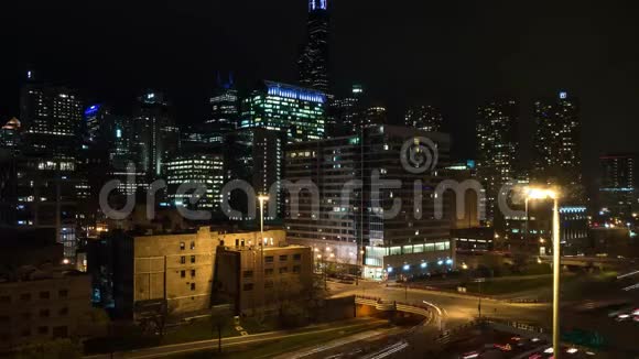 芝加哥西环的城市天际线和塔楼地标的夜间消失视频的预览图