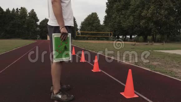 带白板的跑步机教练视频的预览图