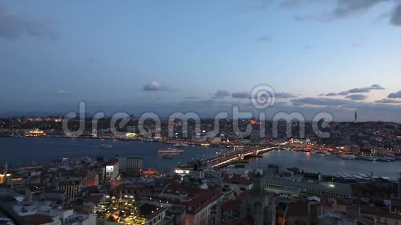 夜架加拉塔桥美丽的云浮舟伊斯坦布尔外部视频的预览图