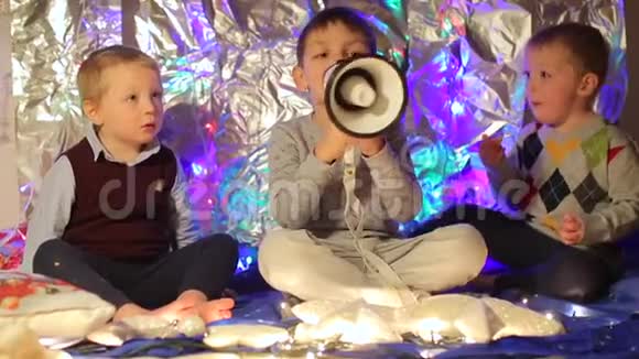 三个孩子庆祝新年视频的预览图
