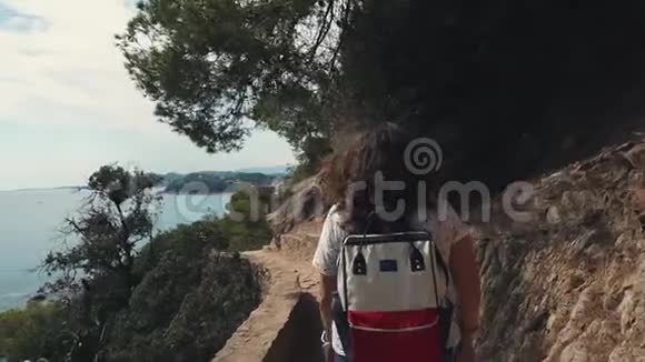 布鲁内特女士正在山上漫步夏天的时候可以看到山顶海景视频的预览图