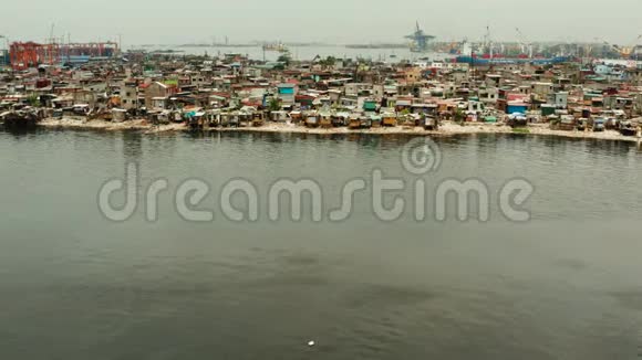 马尼拉港口附近的贫民窟贫穷居民的住房视频的预览图
