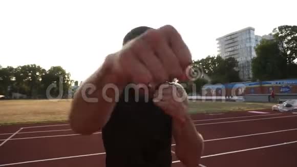 一个愤怒的男拳击手在户外体育场训练的特写镜头一幅男子拳击的肖像视频的预览图