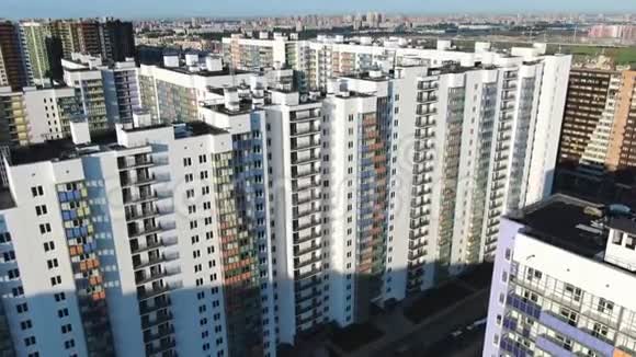 住房发展概念动作拥有发达基础设施和高楼大厦的大型住宅区的鸟瞰图视频的预览图