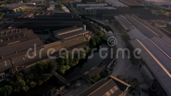 英国谢菲尔德2019年8月13日英国南约克郡谢菲尔德市日落时的空中镜头视频的预览图