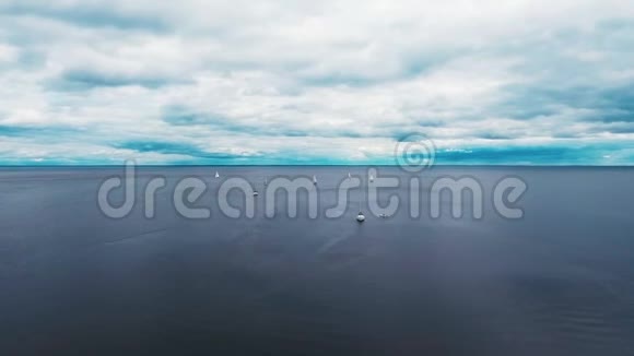 小游艇在海洋里航行美丽的多云的大海视频的预览图
