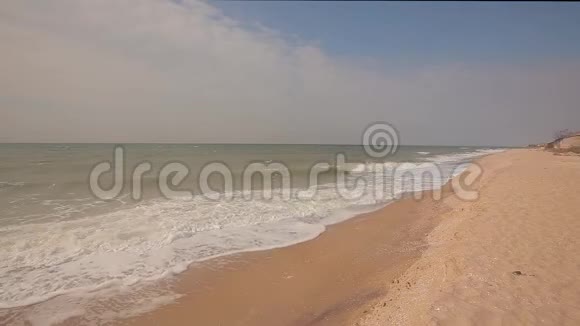夏天的海景海浪拍打在海滩上阳光明媚的夏天沙滩上的波浪视频的预览图