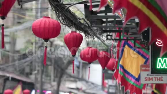 挂在街道上的亚洲装饰视频的预览图