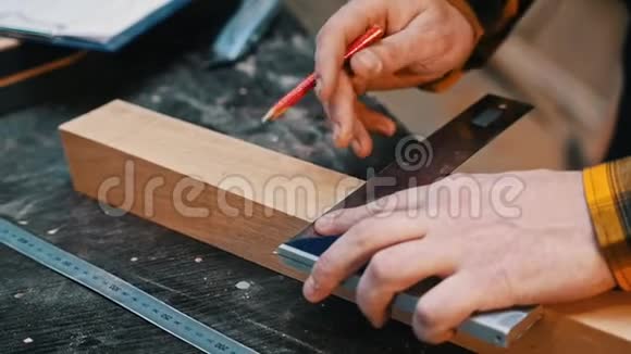 木工行业一名木工用铅笔在木制品上做记号视频的预览图