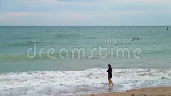 海边美丽少女的夏日风景视频的预览图