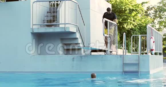 成年男子在夏天潜入水中视频的预览图