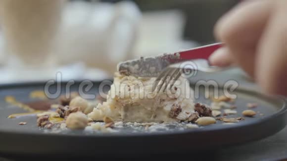 有胃口的餐馆客人切一块新鲜的土耳其奶油牛轧糖和坚果蛋糕闭合视频的预览图