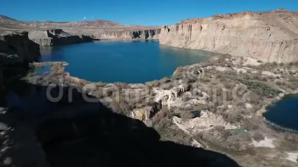 山谷中清爽的湖盆视频的预览图