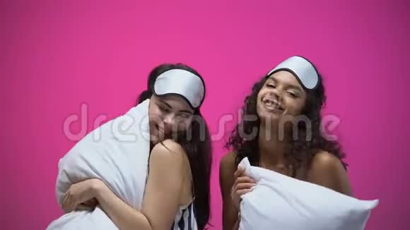 两位女士穿着睡衣戴着眼罩带着枕头跳舞在室内玩得很开心视频的预览图