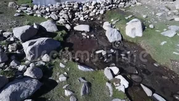 古老的河流小溪在山谷中流淌水被石头岩石覆盖视频的预览图
