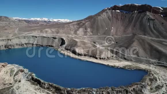 迷人的蓝色湖泊雪山视频的预览图