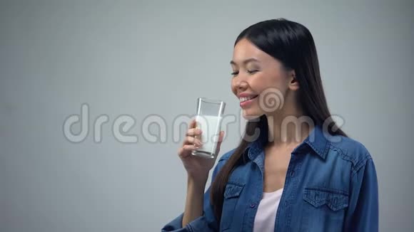 亚洲女士早晨饮用牛奶钙和能量来源双歧产物视频的预览图