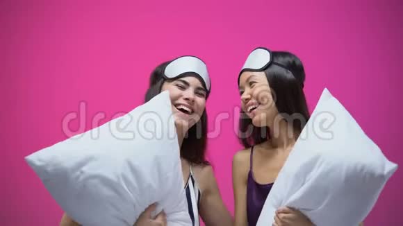 在睡觉时戴着微笑戴着眼罩抱着枕头和拥抱派对上微笑的女人视频的预览图