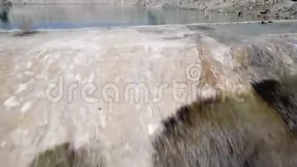 浅湖床和山在水中的倒影视频的预览图