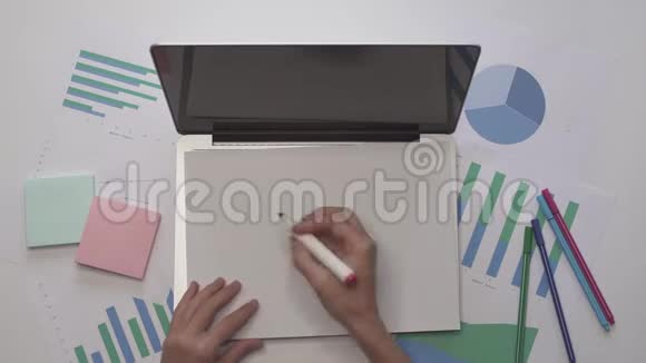 商业概念女人在笔记本电脑上写字办公室桌面视频的预览图