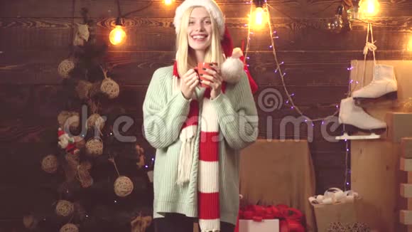热酒和冬饮圣诞快乐新年快乐圣诞覆盖葡萄酒装饰树视频的预览图