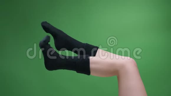 特写侧景拍摄女青少年腿在可爱的短黑色针织袜子愉快的移动与后轮孤立视频的预览图