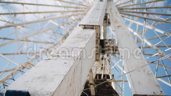 游乐园旧摩天轮底景图自下而上的观点视频的预览图