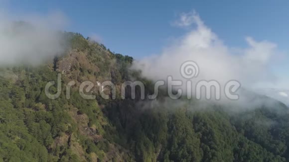 峰峦叠嶂云雾缭绕热带雨林覆盖的山脉菲律宾的自然视频的预览图